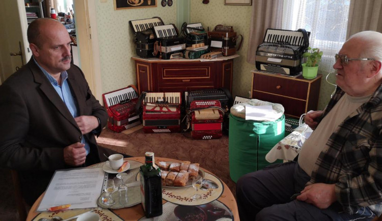 O unikátní sbírku dvou set harmonik se bude starat město Litovel. Radnici ji daroval Jiří Sedláček