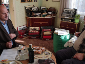 O unikátní sbírku dvou set harmonik se bude starat město Litovel. Radnici ji daroval Jiří Sedláček