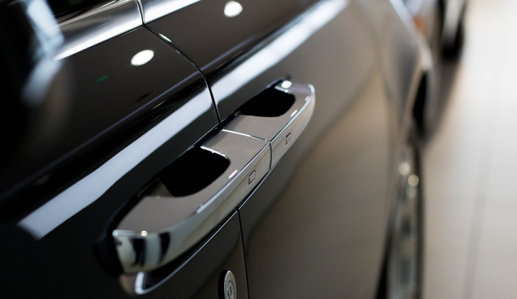 Muž nechal před olomouckým supermarketem odemčené auto, přišel o věci za několik tisíc