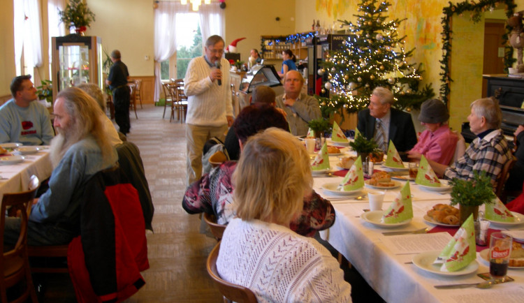 Středisko SOS opět uspořádalo štědrovečerní večeři pro seniory