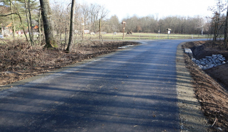 FOTO: Na Loveckou chatu už vede nová asfaltka