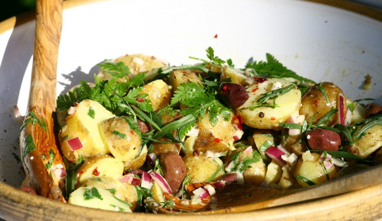 Češi nechtějí o svátcích trávit hodiny v kuchyni, stále častěji si jídlo objednávají