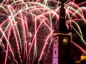 Města v Olomouckém kraji ohňostroje většinou pořádají na Nový rok. V Olomouci se plánuje na šestou večerní
