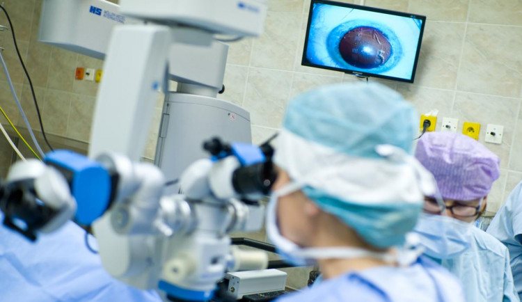 Dejte si při silvestrovském veselí pozor na oči, doporučuje primářka očního oddělení