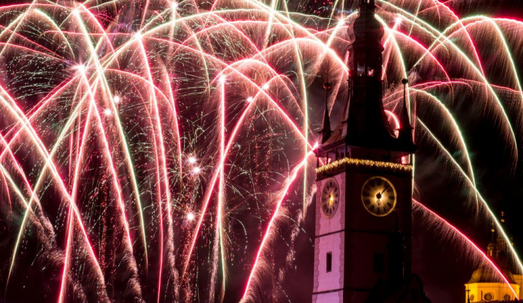 Češi za oslavy posledního dne v roce utratí v průměru více než 2 tisíce korun. Nejvíce utrácíme za jídlo a alkohol