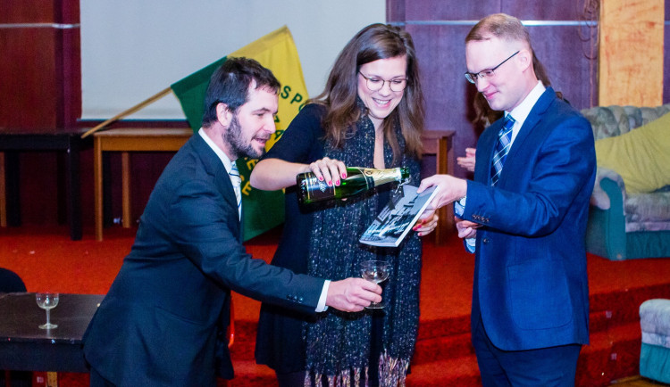 Spolek za staré Vrahovice pokřtil knihu o moderních dějinách Vrahovic. Křtu se zúčastnila i herečka Hacurová