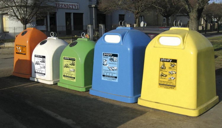 V noci na dnešek někdo zapálil několik kontejnerů na komunální odpad