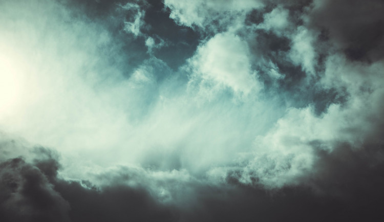 POČASÍ NA ÚTERÝ: Přes den bude oblačno, místy přeháňky. K večeru se vyjasní