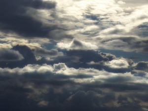 POČASÍ NA PONDĚLÍ: Bude oblačno, místy může drobně sněžit