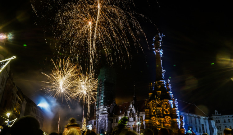 FOTO/VIDEO: Novoroční ohňostroj ozářil nebe nad Olomoucí. Podívejte se na video a fotky