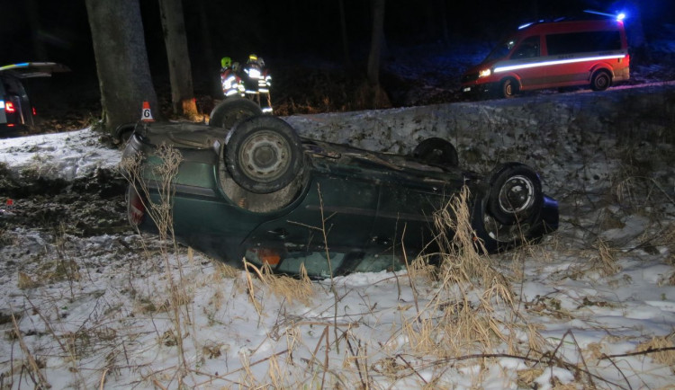 FOTO: Řidič po havárii, při které auto přetočil na střechu, z místa nehody utekl. Auto vzal svému strýci