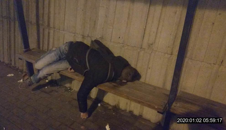 Strážníci na autobusové zastávce nalezli zfetovaného a podchlazeného mladíka