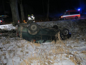 FOTO: Řidič po havárii, při které auto přetočil na střechu, z místa nehody utekl. Auto vzal svému strýci