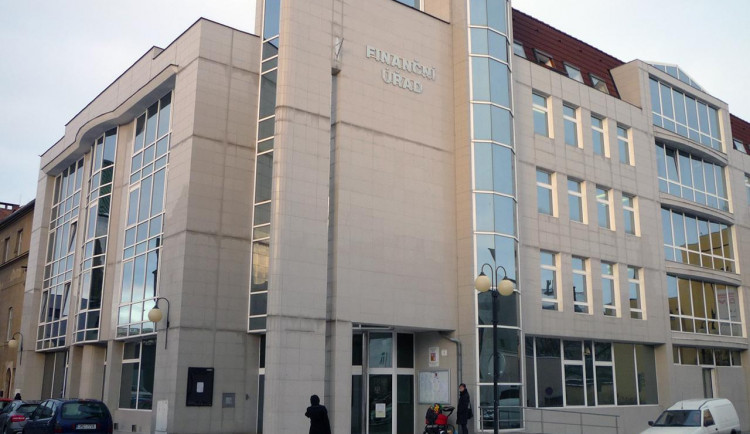Vandal vysklil dveře a okno finančního úřadu v Prostějově