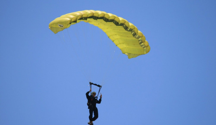 Paraglidista se u Milenova zapletl s padákem do stromů, vyprostit ho museli hasiči