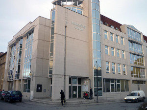 Vandal vysklil dveře a okno finančního úřadu v Prostějově