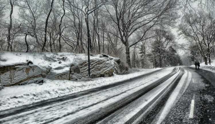 V kraji nasnežilo, místy je na silnicích sníh