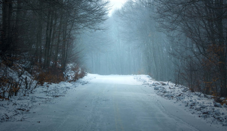 Ve vyšších polohách v kraji dávejte na silnicích pozor, klouže to