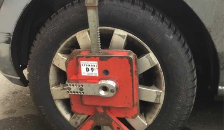 Nepozorný řidič se rozjel i s botičkou a poškodil si auto