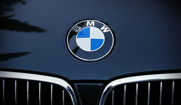 Řidič v mírném kopci nezajistil své BMW, auto se samovolně rozjelo a narazilo do rohu domu
