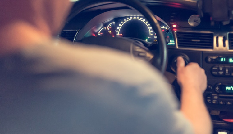 Dvaadvacet let a zákaz řízení. Policisté ho ale stejně chytili za volantem, dechovou zkoušku odmítl