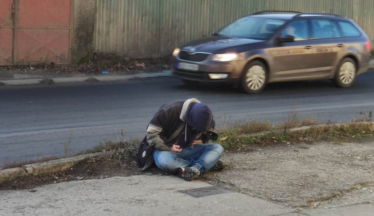 Opilý muž se nebezpečně blízko pohyboval kolem frekventované ulice v Přerově