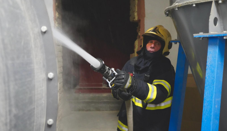 FOTO: V Bělkovicích-Lašťanech hasiči likvidovali požár v zásobníku sušičky pilin