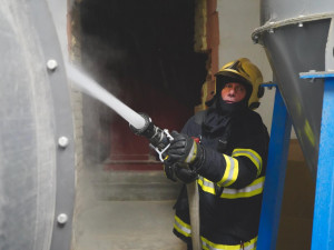 FOTO: V Bělkovicích-Lašťanech hasiči likvidovali požár v zásobníku sušičky pilin