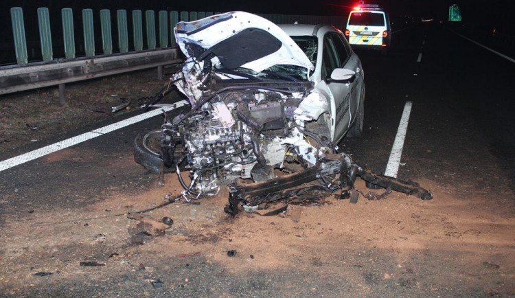 Neodhadl situaci na dálnici a narazil do auta před sebou. Při nehodě ztratil kolo