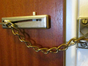 Přes zákaz podomního prodeje nájemníkům nabízeli výhodnou změnu dodavatele