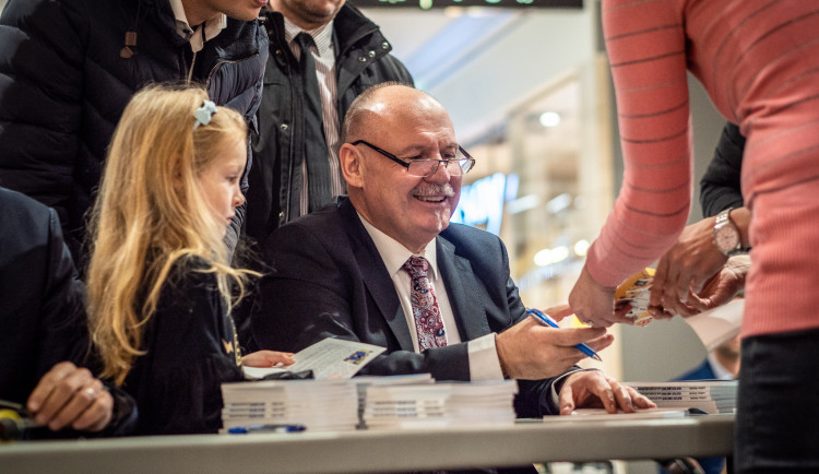 FOTO/VIDEO: Hejtman v Šantovce pokřtil svou knihu, patrony byli trenéři Brückner s Uličným i premiér Babiš