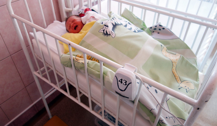 V přerovské nemocnici mají nové přístroje, které budou kontrolovat dech novorozenců