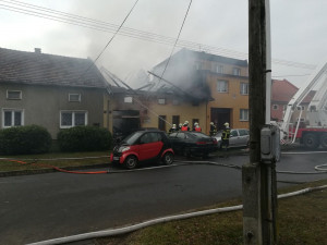 FOTO: Muž na Přerovsku způsobil svou neopatrností požár domu