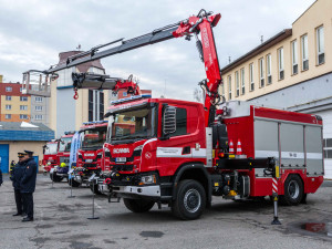 Olomoučtí hasiči dostali opožděný vánoční dárek v podobě nových automobilů