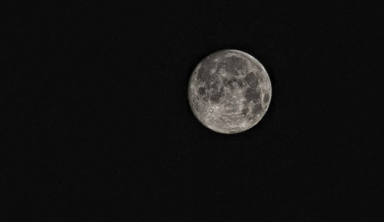 Dnes večer bude vidět polostínové zatmění Měsíce