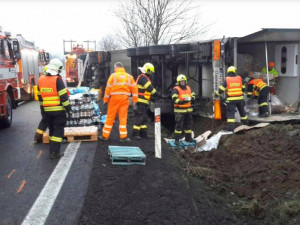 FOTO: Dopravu na Mohelničáku zkomplikovala nehoda kamionu