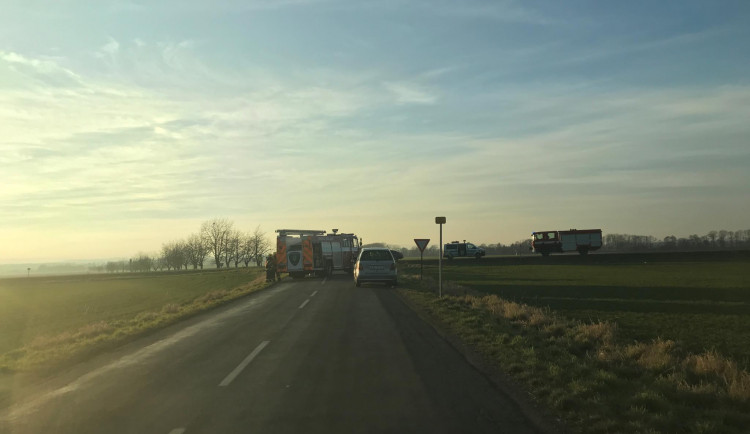 AKTUÁLNĚ: Dopravní nehoda u Dolan uzvařela silnici. Na místě došlo k lehkým zraněním