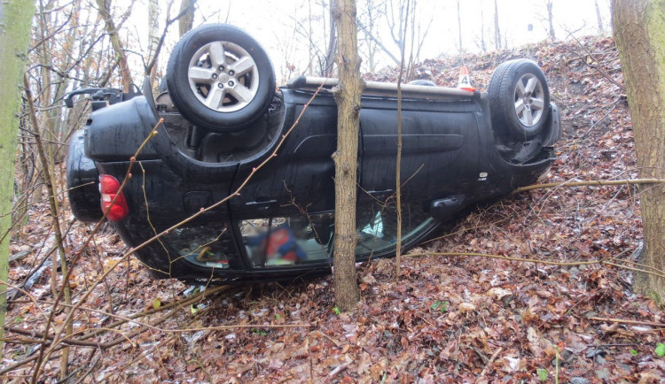 Muž nezvládl řízení a skončil s autem na střeše