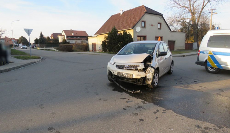 Řidič nedal přednost v křižovatce a narazil do jedoucího automobilu