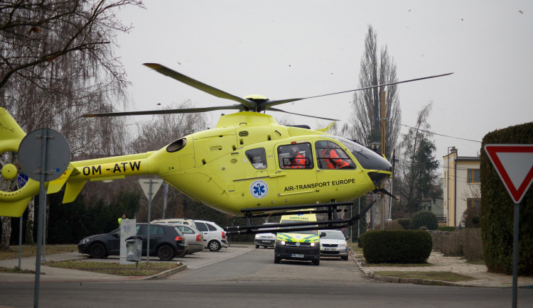 FOTO: Letečtí záchranáři přistávali přímo uprostřed ulice, letěli k náhlému úmrtí člověka
