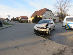 Řidič nedal přednost v křižovatce a narazil do jedoucího automobilu