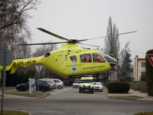 FOTO: Letečtí záchranáři přistávali přímo uprostřed ulice, letěli k náhlému úmrtí člověka