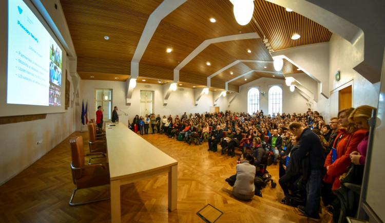 Univerzita Palackého zve na den otevřených dveří. Zájemcům o studium pomůže mobilní aplikace