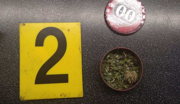 Přerovská policie zadržela muže, který distribuoval marihuanu a doma vyrobený pervitin