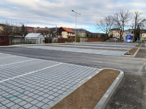 Šternberská nemocnice má nový vjezd a padesát parkovacích míst
