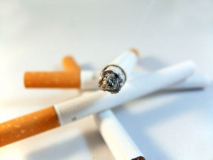Češi jsou ve spotřebě cigaret sedmí na světě, nejvíce kouří senioři