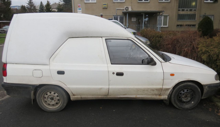 Auto řidiče, který srazil přecházejícího chodce.