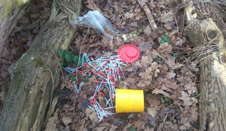 FOTO: Strážníci nalezli několik desítek použitých stříkaček pohozených na jednom místě