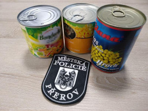 Senior využil odložené tašky před pokladnou a ukradl z ní tři konzervy nakládané zeleniny