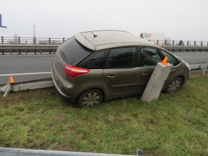 Řidič na dálnici u Prostějova jel příliš rychle a nezvládl odbočení, skončil na svodidlech